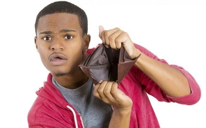 Biểu cảm hài hước của một người khi ví trống rỗng, minh họa meme hết tiền
