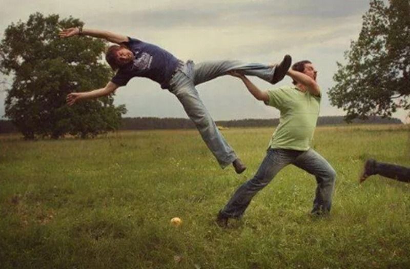 Meme hai người phụ nữ với biểu cảm tức giận, chuẩn bị tranh cãi