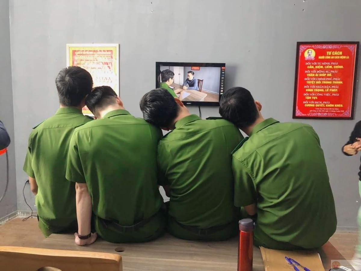 Hình ảnh meme công an kinh điển được cộng đồng mạng yêu thích