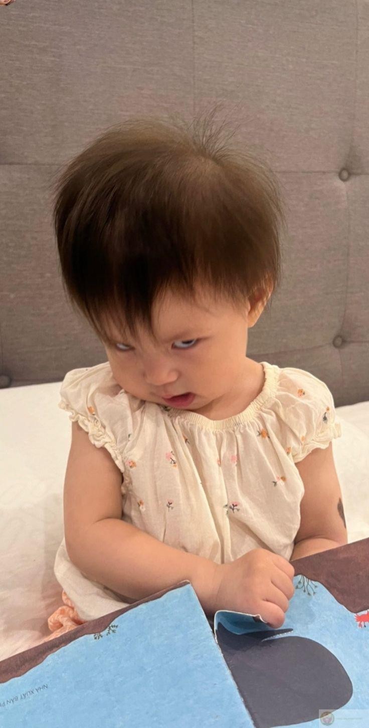 Meme Pam lườm với biểu cảm sắc sảo gây sốt