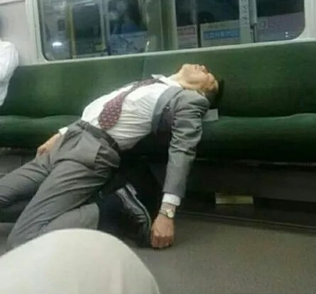 Hành khách ngủ gục vạ vật trên ghế xe buýt công cộng