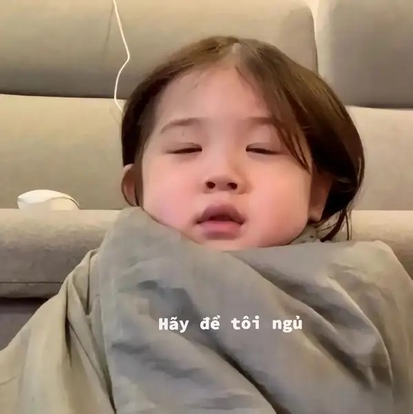 Người đàn ông nằm ngủ dài trên bàn làm việc sau những giờ mệt mỏi