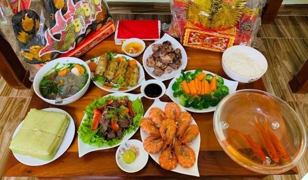 Đặt cá chép sống cùng mâm đồ cúng trước bàn thờ