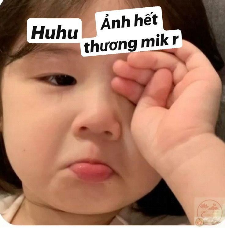 Em bé bĩu môi với vẻ mặt buồn bã, dễ thương khi giận dỗi