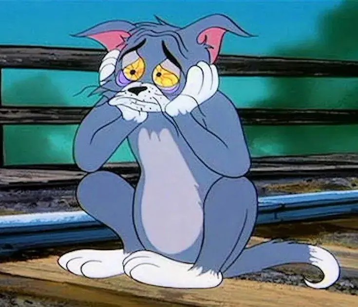 Mèo Tom ngáp dài với đôi mắt lờ đờ, biểu cảm buồn ngủ hài hước