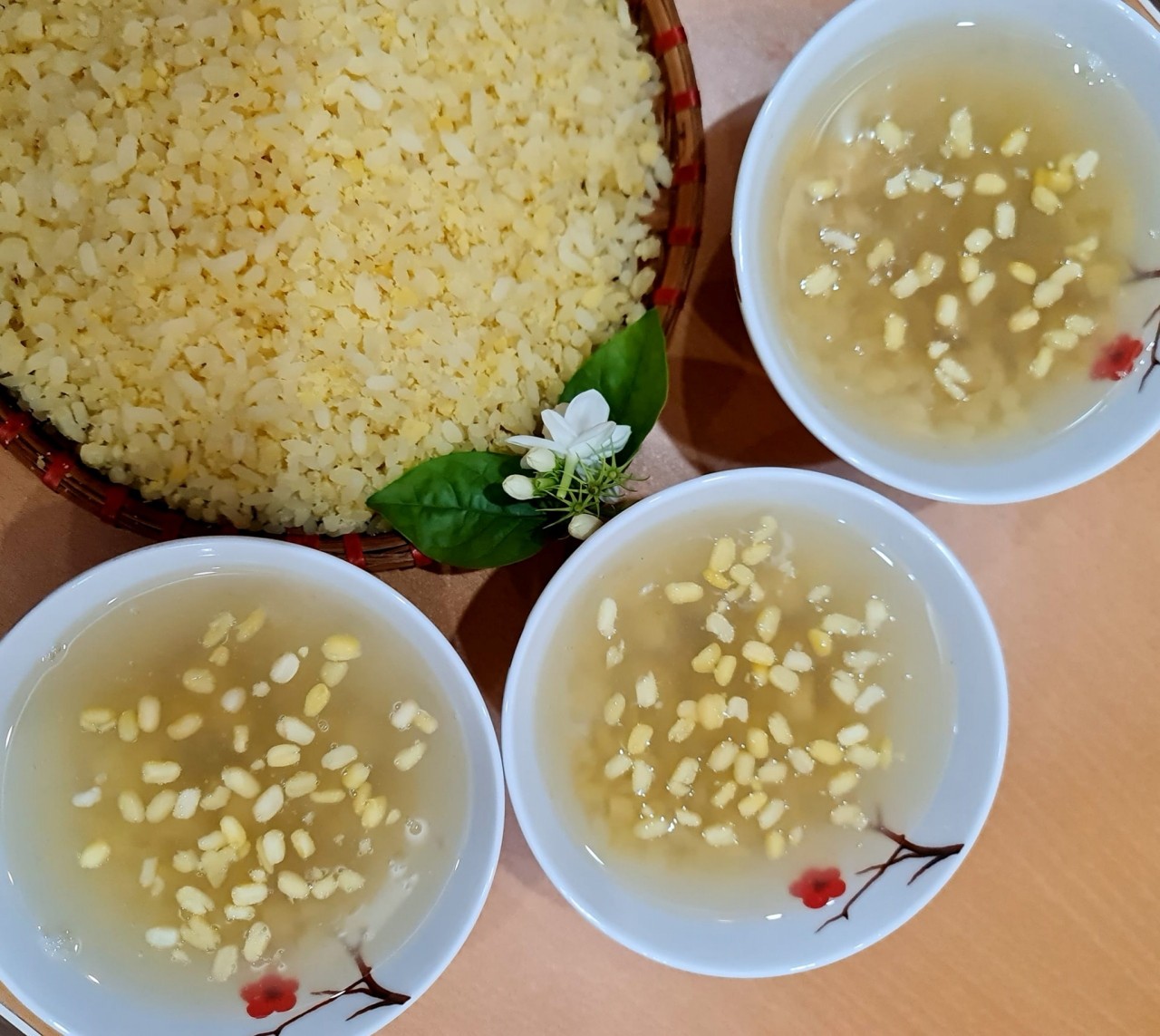 Các món ăn truyền thống như bánh bột lọc, bánh dẻo, xôi, chè thường được chuẩn bị để cúng trong ngày Tết Thường tân